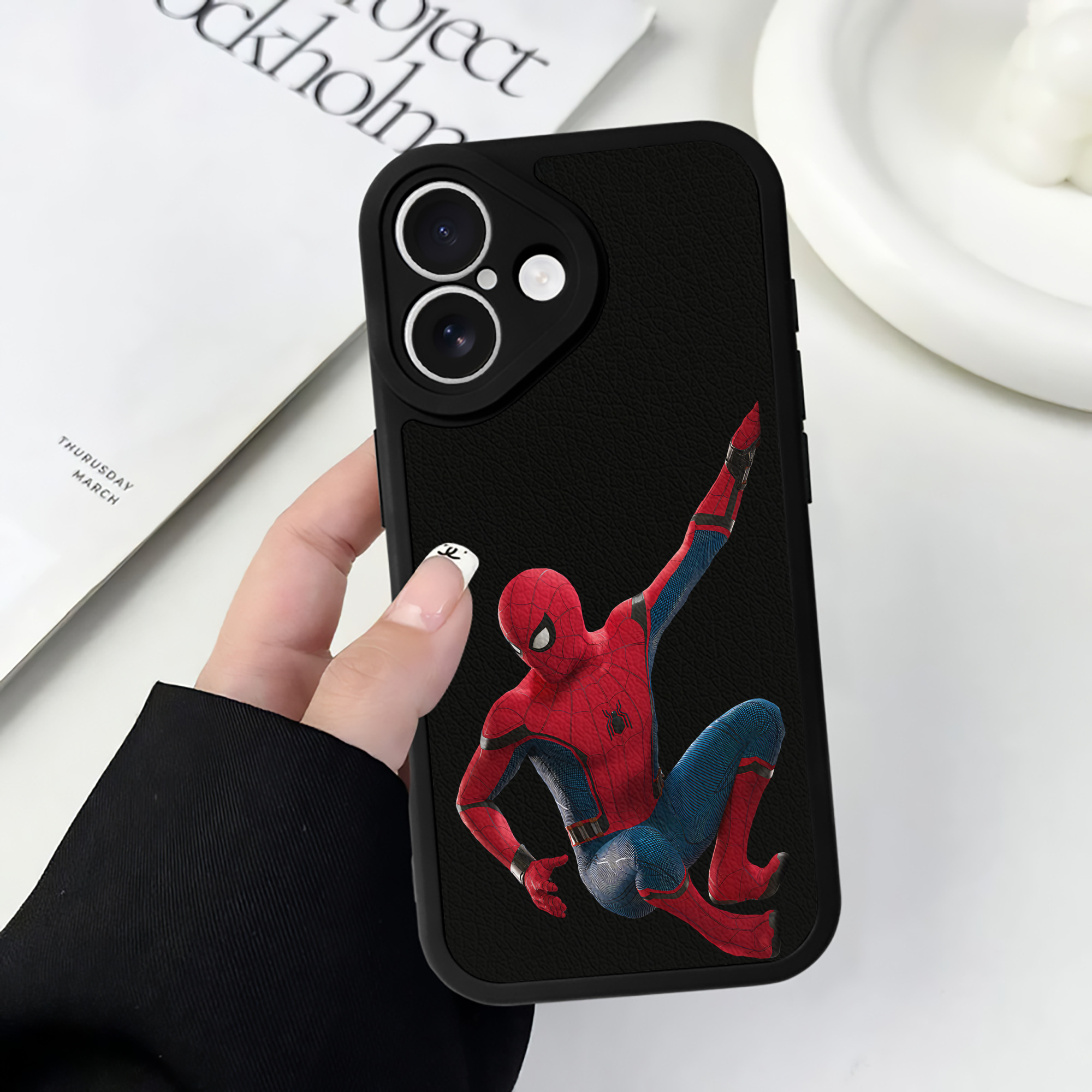 Spider Man スパイダーマン 【iPhone 16シリーズ対応】シリコンスマホケース（レザー調） 材質：シリコン
